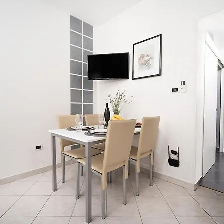 Апартаменты Near The Waterfront 08